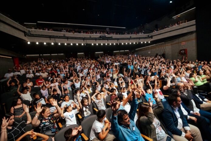 The Fundació Privada Pere Closa, with the support of the Nando and Elsa Peretti Foundation – Delegació A Catalunya, has organised an award ceremony at the Poliorama Theatre in Barcelona to celebrate the efforts of the most deserving Rroma children for the 2023-2024 school year