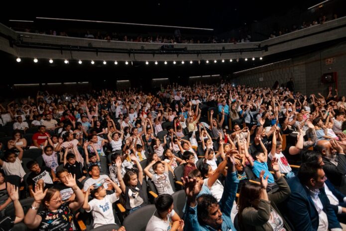 The Fundació Privada Pere Closa, with the support of the Nando and Elsa Peretti Foundation – Delegació A Catalunya, has organised an award ceremony at the Poliorama Theatre in Barcelona to celebrate the efforts of the most deserving Rroma children for the 2023-2024 school year.